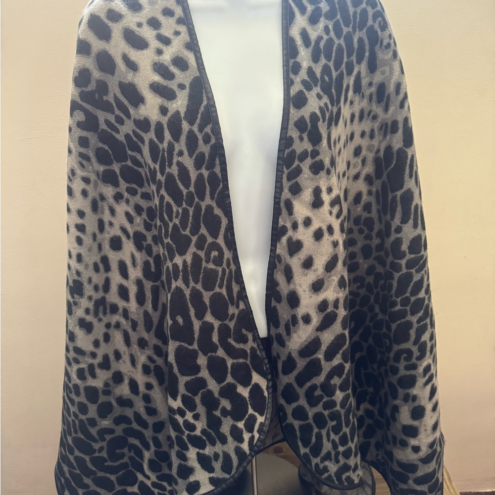 Ann Taylor Gray and Black Patterned Shawl